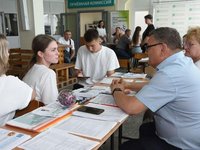 Ректор лично консультировал абитуриентов в приёмной комиссии Ректор лично консультировал абитуриентов в приёмной комиссии