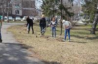Студенты АлтГТУ приняли участие в экологической акции по уборке памятника