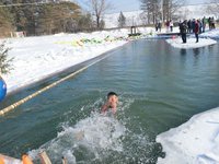 Первый Открытый чемпионат Алтайского края по зимнему плаванию в ледяной воде кроль на спине