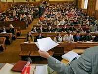 Практику заключения краткосрочных контрактов с преподавателями вузов ограничат