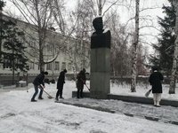 Студенты АлтГТУ убирают снег в скверах и парках города