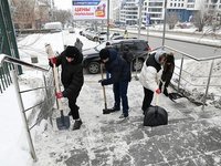 Студенты помогают чистить от наледи улицы города