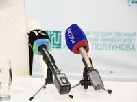 Губернатор Виктор Томенко принял участие в открытом диалоге с журналистами студенческих СМИ Алтайского края