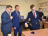 Губернатор Виктор Томенко посетил лаборатории и конструкторские бюро инжинирингового центра АлтГТУ