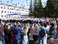 Студенты АлтГТУ поздравили выпускников школы с первоначальной летной подготовкой