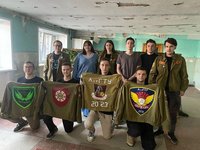 Студенты плетут маскировочные сети для бойцов СВО Студенты плетут маскировочные сети для бойцов СВО