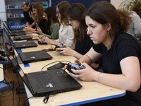 Старшеклассники и студенты колледжей Барнаула и Бийска освоили управление дронами и VR-технологиями