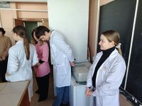 Вкусная наука: барнаульские старшеклассники попробовали себя в роли студентов ИнбиоХим