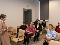 Николай Зайков работает над созданием нового панно для самого современного музея Алтайского края