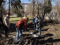 Вместе дружно на субботник: сотрудники и преподаватели АлтГТУ вышли на уборку территории вуза